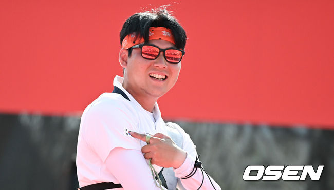 [OSEN=오카자키(일본), 박준형 기자]'한국 양궁의 마지막 희망' 이우석(29, 코오롱)이 마침내생애 첫 아시안게임 개인전 금메달을 획득했다. 일본의 중심부에서 일본 선수를 꺾고 태극기를 휘날렸다.이우석은3일오카자키 중앙공원 다목적 광장에서 열린 2026 아이치·나고야 아시안게임 양궁 리커브 남자 개인전 결승에서 나카니시 준야(일본)를 6-2(29-26, 27-27, 29-29, 29-27)로 누르고 금메달을 목에 걸었다.금메달 달성한 이우석이 포즈를 취하고 있다.  2026.10.03 /  soul1014@osen.co.kr
