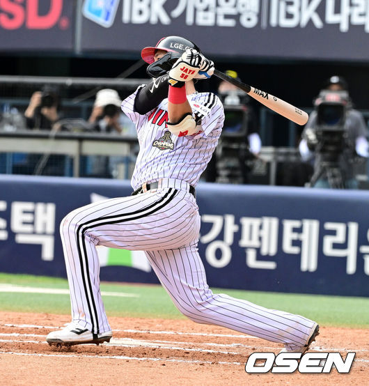 [OSEN=잠실, 지형준 기자] 3일 서울 잠실야구장에서 2026 신한 SOL KBO리그 LG 트윈스와 KIA 타이거즈의 경기가 열렸다.LG는 카라스코, KIA는 네일이 선발로 나섰다.6회말 2사 2루에서 LG 문정빈이 1타점 좌전 적시타를 날리고 있다. 2026.10.03 / jpnews@osen.co.kr