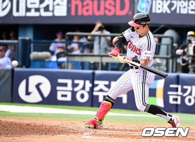 [OSEN=잠실, 지형준 기자] 3일 서울 잠실야구장에서 2026 신한 SOL KBO리그 LG 트윈스와 KIA 타이거즈의 경기가 열렸다.LG는 카라스코, KIA는 네일이 선발로 나섰다.7회말 1사 2,3루에서 LG 박해민이 1타점 우전 적시타를 날리고 있다. 2026.10.03 / jpnews@osen.co.kr