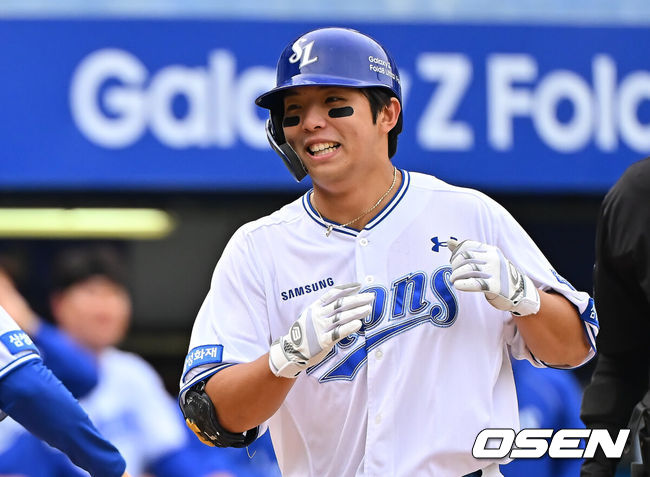 [OSEN=대구, 이석우 기자] 3일 대구삼성라이온즈파크에서 2026 신한 SOL KBO 리그 삼성 라이온즈와 두산 베어스의 경기가 열렸다. 홈팀 삼성은 최원태가, 방문팀 두산은 최승용이 선발 출전했다. 삼성 라이온즈 김영웅이 6회말 무사 중월 솔로 홈런을 치고 기뻐하고 있다. 2026.10.03 / foto0307@osen.co.kr