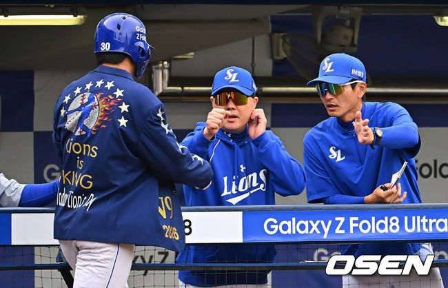 [OSEN=대구, 이석우 기자] 3일 대구삼성라이온즈파크에서 2026 신한 SOL KBO 리그 삼성 라이온즈와 두산 베어스의 경기가 열렸다. 홈팀 삼성은 최원태가, 방문팀 두산은 최승용이 선발 출전했다. 삼성 라이온즈 김영웅이 6회말 무사 중월 솔로 홈런을 치고 박진만 감독과 하이파이브를 하고 있다. 2026.10.03 / foto0307@osen.co.kr