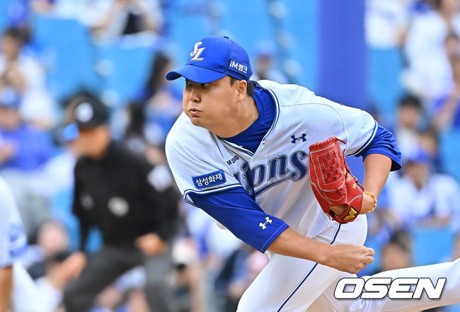 [OSEN=대구, 이석우 기자] 3일 대구삼성라이온즈파크에서 2026 신한 SOL KBO 리그 삼성 라이온즈와 두산 베어스의 경기가 열렸다. 홈팀 삼성은 최원태가, 방문팀 두산은 최승용이 선발 출전했다. 삼성 라이온즈 김태훈이 역투하고 있다. 2026.10.03 / foto0307@osen.co.kr