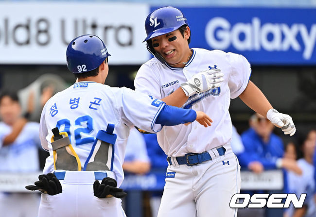 [OSEN=대구, 이석우 기자] 3일 대구삼성라이온즈파크에서 2026 신한 SOL KBO 리그 삼성 라이온즈와 두산 베어스의 경기가 열렸다. 홈팀 삼성은 최원태가, 방문팀 두산은 최승용이 선발 출전했다. 삼성 라이온즈 김영웅이 6회말 무사 중월 솔로 홈런을 치고 기뻐하고 있다. 2026.10.03 / foto0307@osen.co.kr