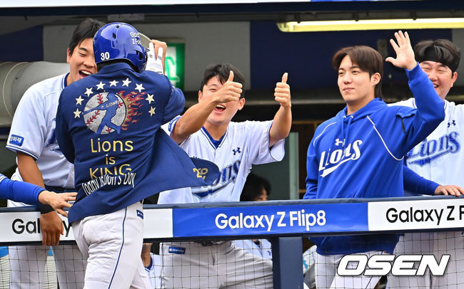 [OSEN=대구, 이석우 기자] 3일 대구삼성라이온즈파크에서 2026 신한 SOL KBO 리그 삼성 라이온즈와 두산 베어스의 경기가 열렸다. 홈팀 삼성은 최원태가, 방문팀 두산은 최승용이 선발 출전했다. 삼성 라이온즈 김영웅이 6회말 무사 중월 솔로 홈런을 치고 하이파이브를 하고 있다. 2026.10.03 / foto0307@osen.co.kr