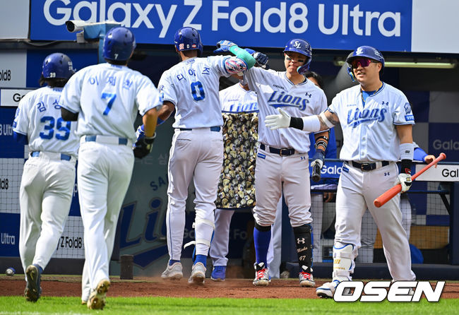 [OSEN=대구, 이석우 기자] 3일 대구삼성라이온즈파크에서 2026 신한 SOL KBO 리그 삼성 라이온즈와 두산 베어스의 경기가 열렸다. 홈팀 삼성은 최원태가, 방문팀 두산은 최승용이 선발 출전했다. 삼성 라이온즈 디아즈가 1회말 1사 1,2루 우월 3점 홈런을 치고 하이파이브를 하고 있다. 2026.10.03 / foto0307@osen.co.kr
