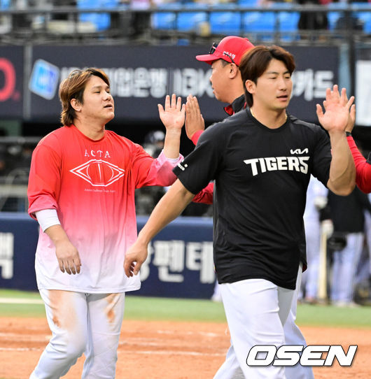[OSEN=잠실, 지형준 기자] 프로야구 KIA 타이거즈가 LG 트윈스를 꺾고 승차를 1경기 차이로 줄였다. 3위 싸움이 더욱 볼만해졌다. KIA는 3일 서울 잠실구장에서 2026 KBO리그LG와 경기에서 5-4로 승리했다. 9회 김선빈이기습적인 스퀴즈 번트를 시도해결승점을 뽑았다. KIA는 3연패를 끊는데 성공했다.반면 LG는 충격적인 6연패 수렁에 빠졌다.경기를 마치고 KIA 이범호 감독이 김선빈, 나성범과 승리를 기뻐하고 있다. 2026.10.03 / jpnews@osen.co.kr