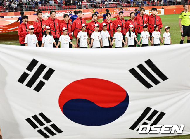 [OSEN=도요타(일본), 박준형 기자]  3일 오후 일본 아이치현 도요타 스타디움에서 2026 아이치·나고야 아시안게임 남자축구 한국과 일본의 결승전이 진행됐다.이민성 감독이 지휘하는 한국 23세 이하(U-23) 축구대표팀은 이날 경기서 승리하면 2014년 인천 대회부터 2018년 자카르타·팔렘방, 2022 항저우 대회에 이어 4회 연속 금메달을 거머쥔다.경기 앞서 한국대표팀 베스트 일레븐이 국민의례를 하고 있다.   2026.10.03 /  soul1014@osen.co.kr