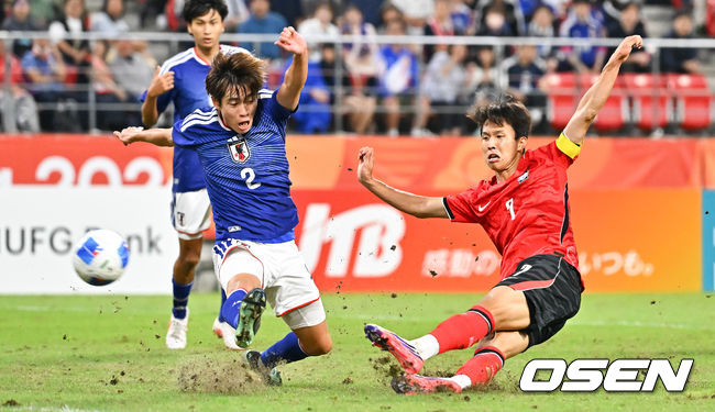 [OSEN=도요타(일본), 박준형 기자]  3일 오후 일본 아이치현 도요타 스타디움에서 2026 아이치·나고야 아시안게임 남자축구 한국과 일본의 결승전이 진행됐다.이민성 감독이 지휘하는 한국 23세 이하(U-23) 축구대표팀은 이날 경기서 승리하면 2014년 인천 대회부터 2018년 자카르타·팔렘방, 2022 항저우 대회에 이어 4회 연속 금메달을 거머쥔다.후반 엄지성이 선제골을 넣고 있다.    2026.10.03 /  soul1014@osen.co.kr