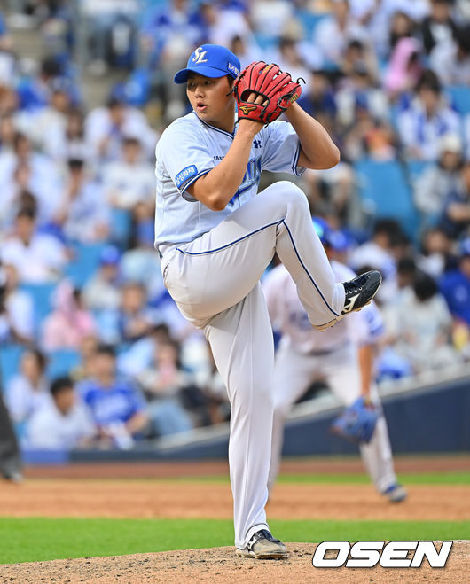 [OSEN=대구, 이석우 기자] 3일 대구삼성라이온즈파크에서 2026 신한 SOL KBO 리그 삼성 라이온즈와 두산 베어스의 경기가 열렸다. 홈팀 삼성은 최원태가, 방문팀 두산은 최승용이 선발 출전했다. 삼성 라이온즈 배찬승이 역투하고 있다. 2026.10.03 / foto0307@osen.co.kr