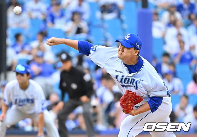 [OSEN=대구, 이석우 기자] 3일 대구삼성라이온즈파크에서 2026 신한 SOL KBO 리그 삼성 라이온즈와 두산 베어스의 경기가 열렸다. 홈팀 삼성은 최원태가, 방문팀 두산은 최승용이 선발 출전했다. 삼성 라이온즈 김태훈이 역투하고 있다. 2026.10.03 / foto0307@osen.co.kr