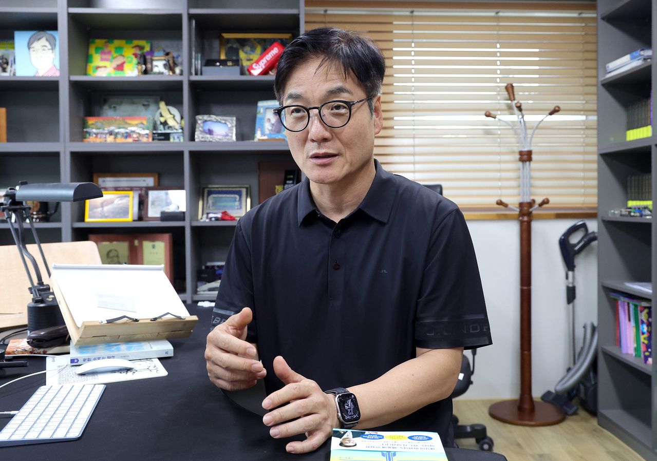 신종호 서울대 교육학과 교수는 “정답을 맞히는 능력으로는 AI 시대에 경쟁력을 갖출 수 없다”며 “변화하는 환경 속에서 끊임없이 배우고 이를 적용하는 ‘학습 민첩성’을 길러야 한다”고 강조했다. 강정현 기자