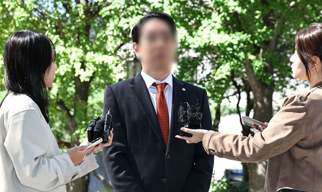 무소속 김병기 의원의 전 보좌관인 김모 씨가 2일 서울 마포구 서울경찰청 공공범죄수사대에 참고인 신분으로 출석하며 취재진 질문에 답하고 있다. 연합뉴스