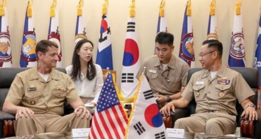 지난 9월 강정호 해군 교육사령관과 그레고리 허프만 미 해군 교육사령관이 환담을 나누는 모습. 강 사령관 뒤쪽에 이지호 소위가 통역을 맡고 있다. 국방일보