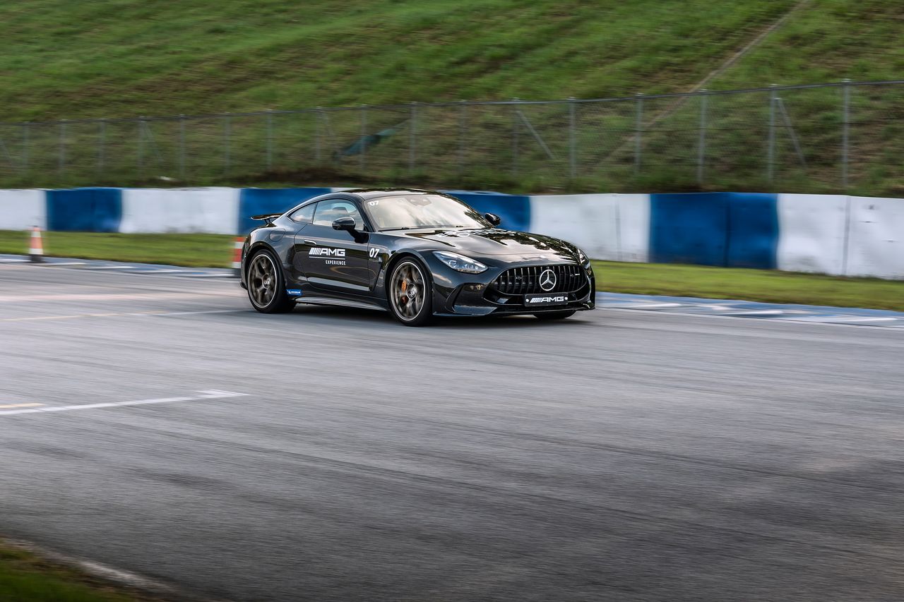 ‘메르세데스-AMG GT55 4MATIC+'가 지난달 29일 서킷을 주행 중이다. 사진 메르세데스-벤츠