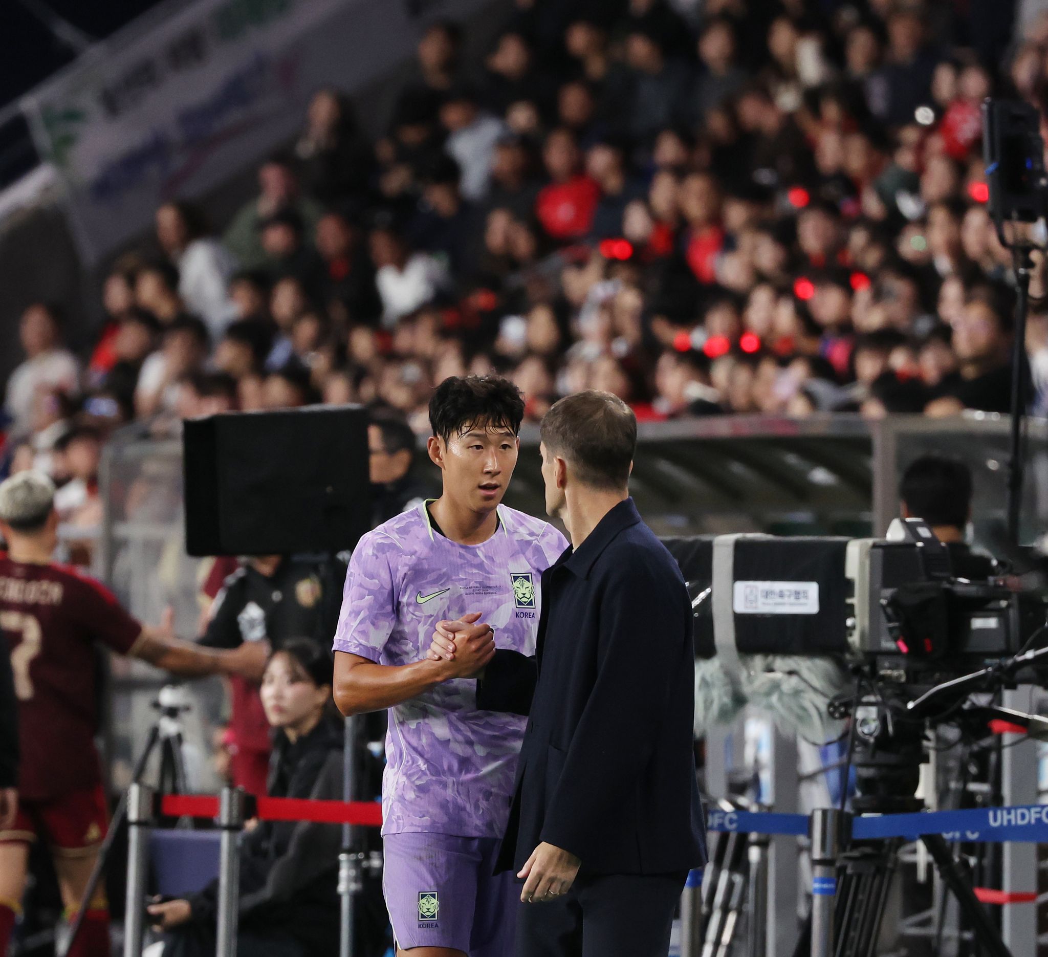 2일 울산 문수축구경기장에서 열린 대한민국과 베네수엘라의 축구 국가대표팀 평가전. 한국 손흥민이 교체된 후 모레노 감독과 악수하며 대화하고 있다. 연합뉴스