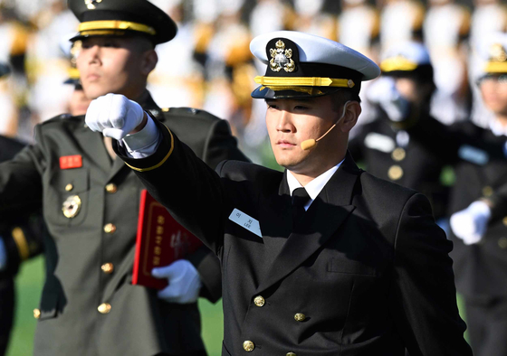 이재용 삼성전자 회장 장남 이지호 소위가 지난해 11월 28일 오후 경남 창원시 진해구 해군사관학교에서 열린 '제139기 해군사관후보생 임관식'에 참석해 분열을 위해 이동하고 있다. 뉴스1