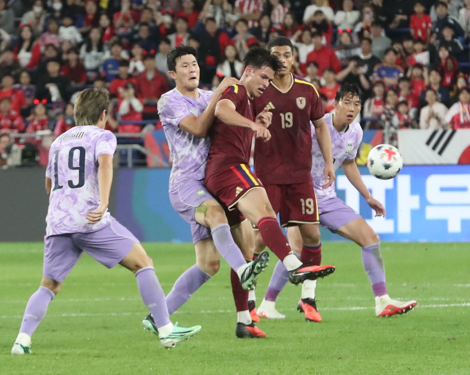 2일 울산 남구 문수월드컵경기장에서 열린 축구 국가대표팀 평가전 대한민국과 베네수엘라의 경기, 대한민국 김민재가 수비를 하고 있다. 뉴스1