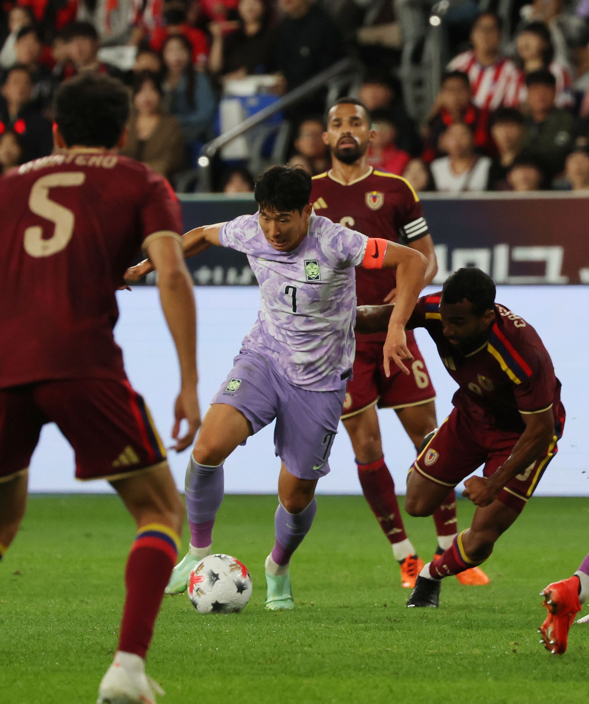 2일 울산 문수축구경기장에서 열린 대한민국과 베네수엘라의 축구 국가대표팀 평가전. 한국 손흥민이 베네수엘라 진영에서 드리블하고 있다. 연합뉴스