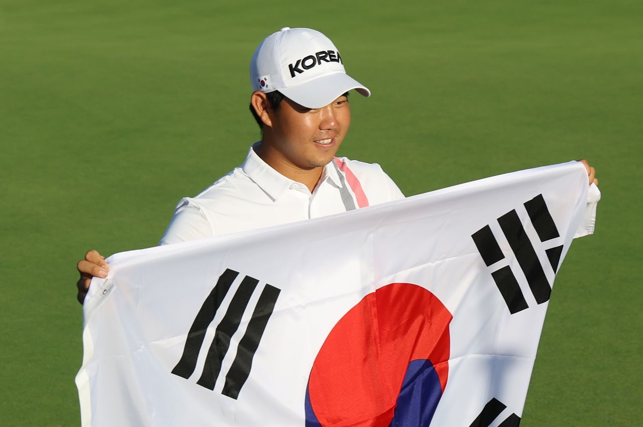 (가스가이=뉴스1 김민지 기자 = 대한민국 김주형이 3일 일본 아이치현 가스가이 컨트리클럽 동코스에서 열린 2026 아이치·나고야 아시안게임 골프 남자 개인 최종라운드에서 금메달을 확정지으며 태극기를 펼쳐들고 있다. 2026.10.3/뉴스1