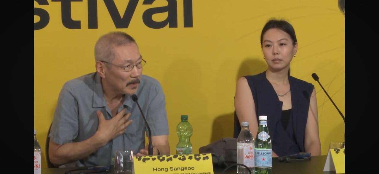영화 '눈 둘 데가 없네'로 지난 8월13일(현지 시간) 스위스 로카르노국제영화제 경쟁부문에 초청된 홍상수 감독과 배우 김민희가 이날 상영 후 기자회견과 관객과의 대화에 참석했다. 사진 로카르노영화제 유튜브 캡처