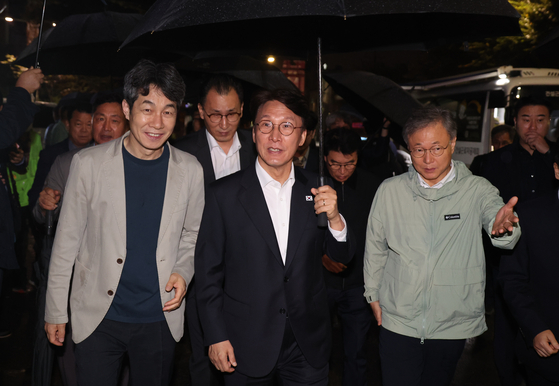김민석 당시 국무총리가 지난해 10월 10일 오전 서울 구로구 도림로 종합지원 이동 상담버스를 방문해 새벽시장 인력현황 등을 보고 받은 후 버스에서 내려 이동하고 있다. 뉴스1