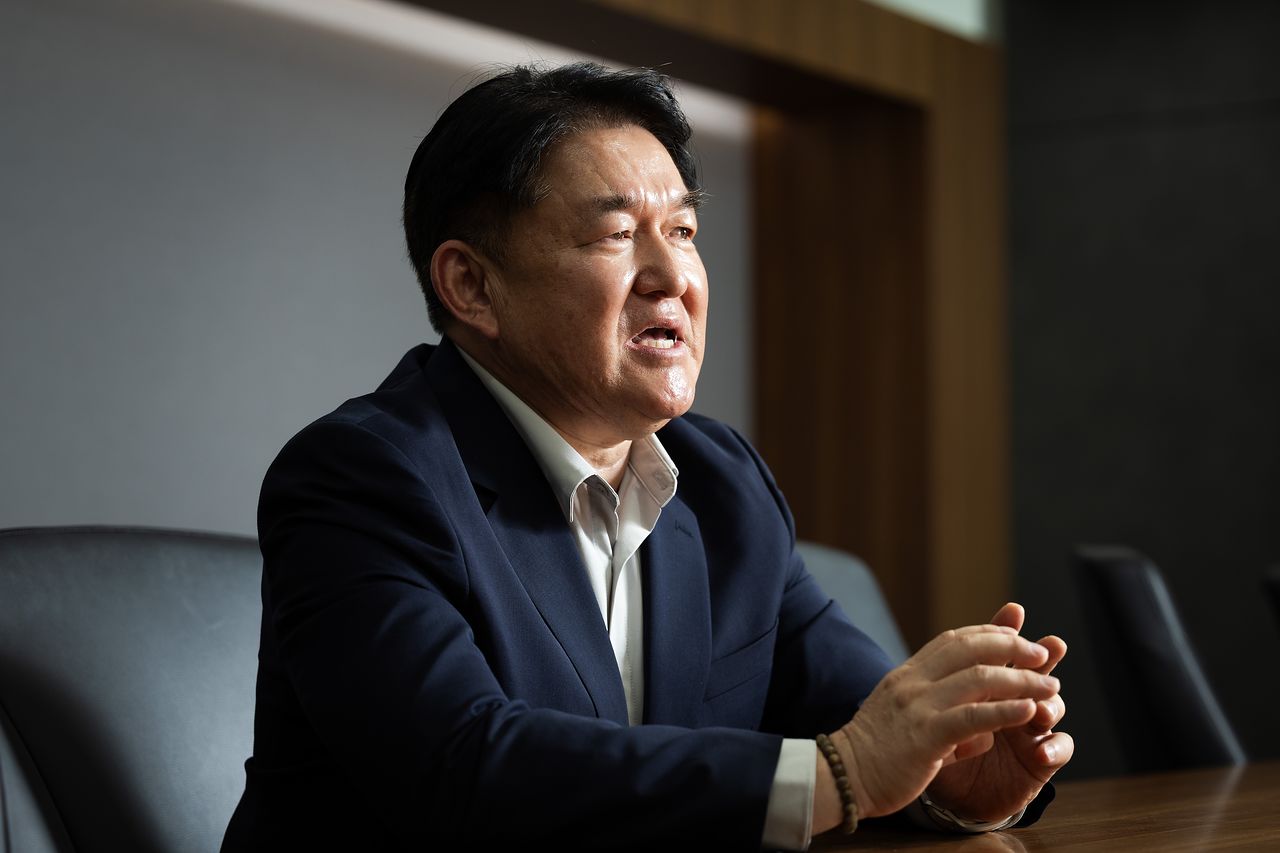 백영준 한국산업안보학회장은 30일 서울 서초구 대한변리사회 사무실에서 중국 기업의 해외 기술인재 영입에 대해 “2~3년 계약을 해도 1년 만에 다 뽑아먹고 버리는 경우가 많다”고 말했다. 우상조 기자