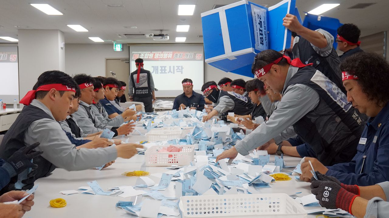 HD현대중공업 노동조합(금속노조 현대중공업지부)이 지난 8월 27일 올해 임금 및 단체협약 관련 파업권을 확보했다. 현대중공업 노조, 파업 찬반투표 개표 모습. 연합뉴스 