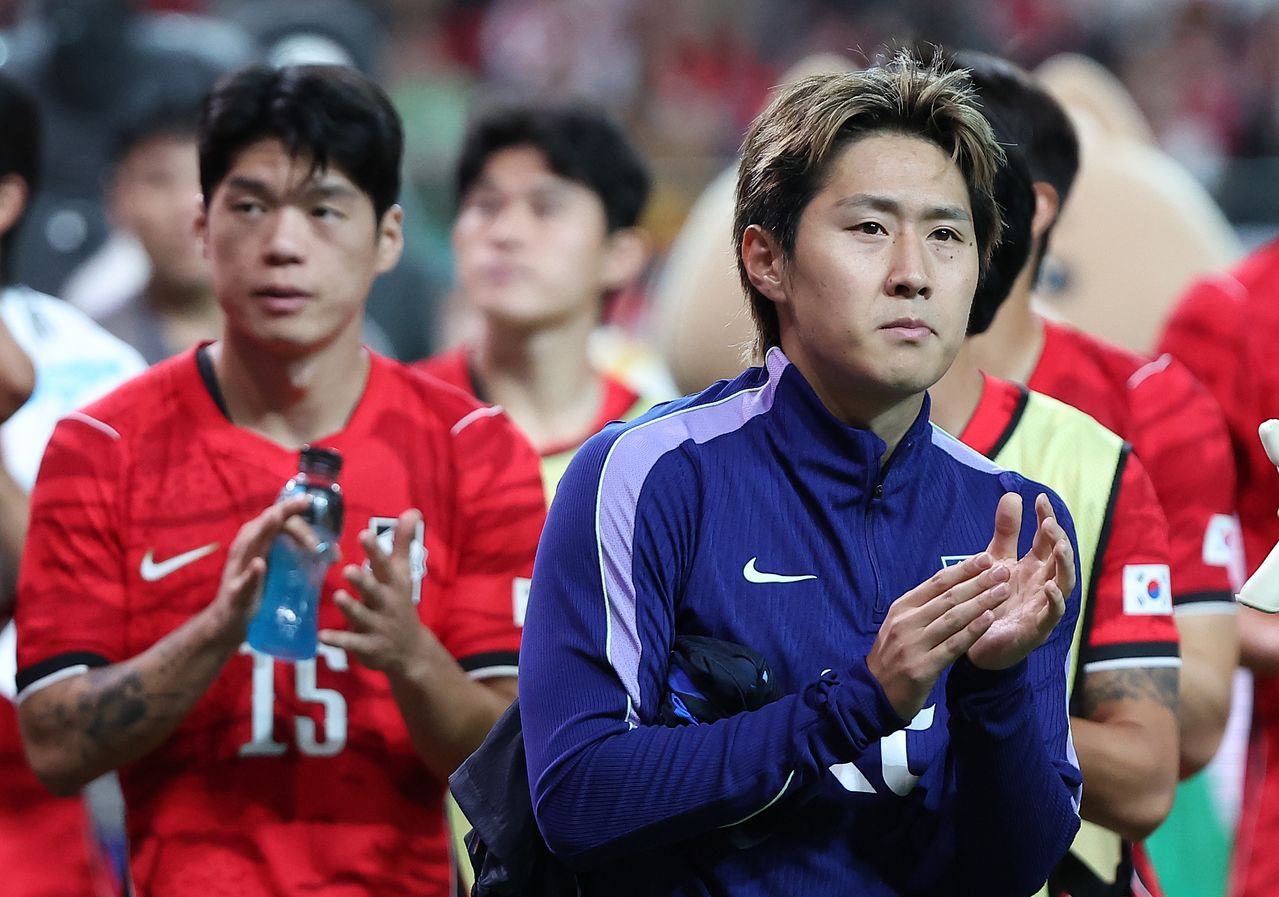 지난달 28일 서울 마포구 서울월드컵경기장에서 열린 축구 국가대표팀 평가전 대한민국과 우루과이의 경기에서 1-4로 패배한 대한민국 이강인이 관중석을 향해 인사하고 있다. 뉴스1