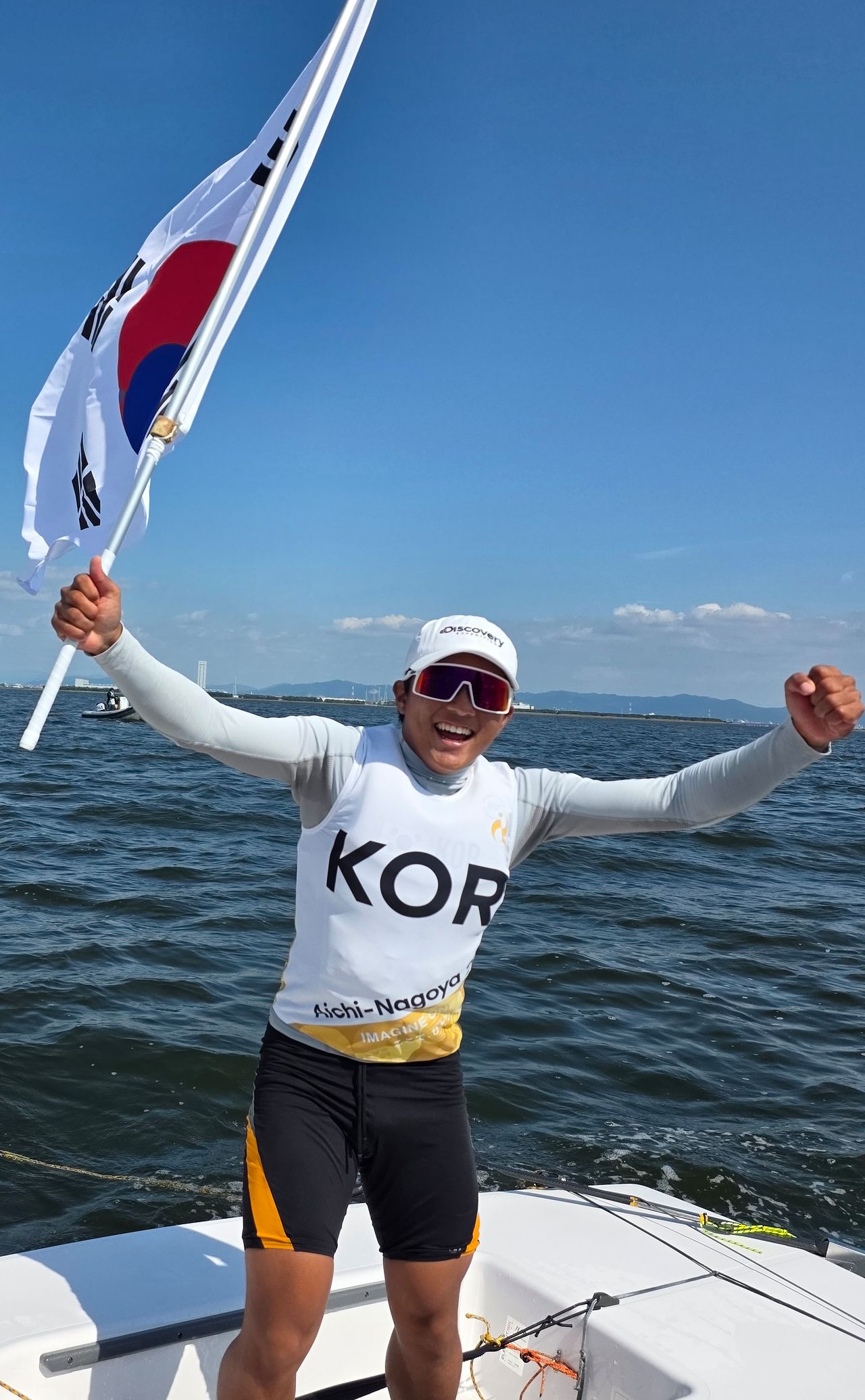최지운이 3일 일본 아이치현 가마고리 가이요 요트 항구에서 열린 2026 아이치·나고야 아시안게임 요트 소년부 딩기 경기에서 12차 레이스까지 치른 결과, 최종 25점을 기록해 1위에 올라 금메달을 획득했다. 사진은 이날 최지운이 환호하는 모습. 사진=대한요트협회