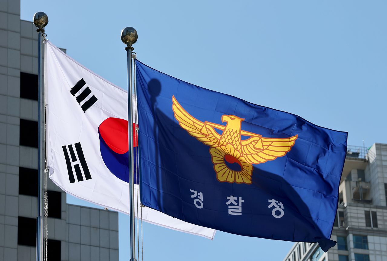 서울 서대문구 미근동 경찰청에 태극기과 경찰 깃발이 펄럭이고 있다. 뉴스1