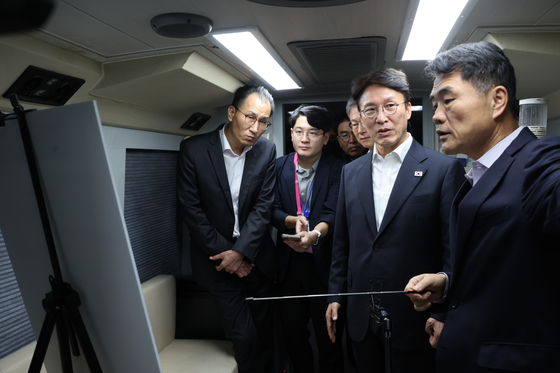 지난해 10월 10일 오전 김민석 당시 국무총리가 서울 구로구 도림로 종합지원 이동 상담버스를 방문해 새벽시장 인력현황 등을 보고 받고 있다. 뉴스1
