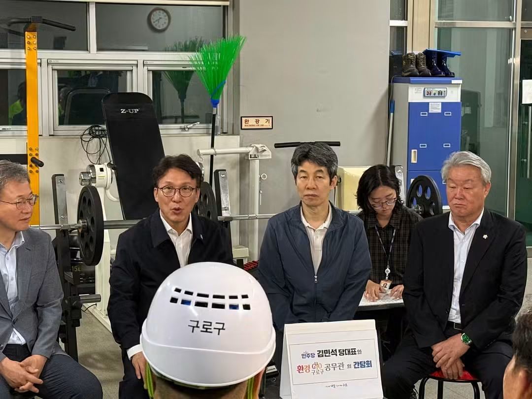 김민석 더불어민주당 대표가 지난달 28일 오전 5시쯤 서울 구로구 승일운수 앞에서 김학소 구로지부장 등 환경공무직 관계자들을 만나 고충을 듣고 있다. 오른쪽은 윤건영 민주당 의원. 사진 페이스북
