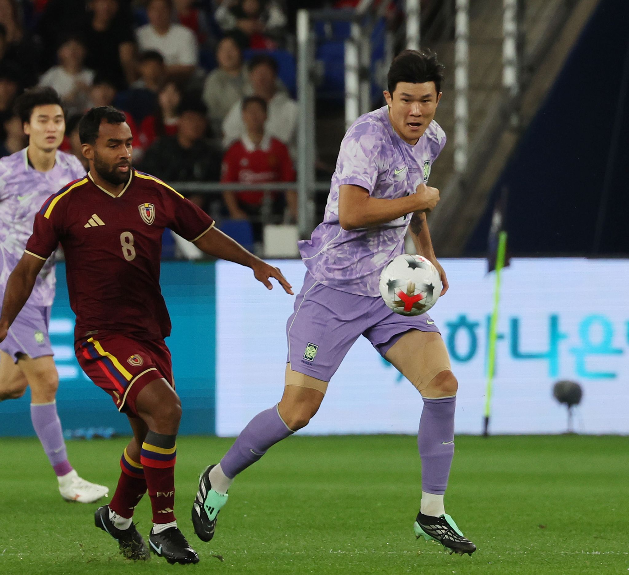 2일 울산 문수축구경기장에서 열린 대한민국과 베네수엘라의 축구 국가대표팀 평가전. 한국 김민재가 수비 진영에서 공을 몰아 나오고 있다. 연합뉴스
