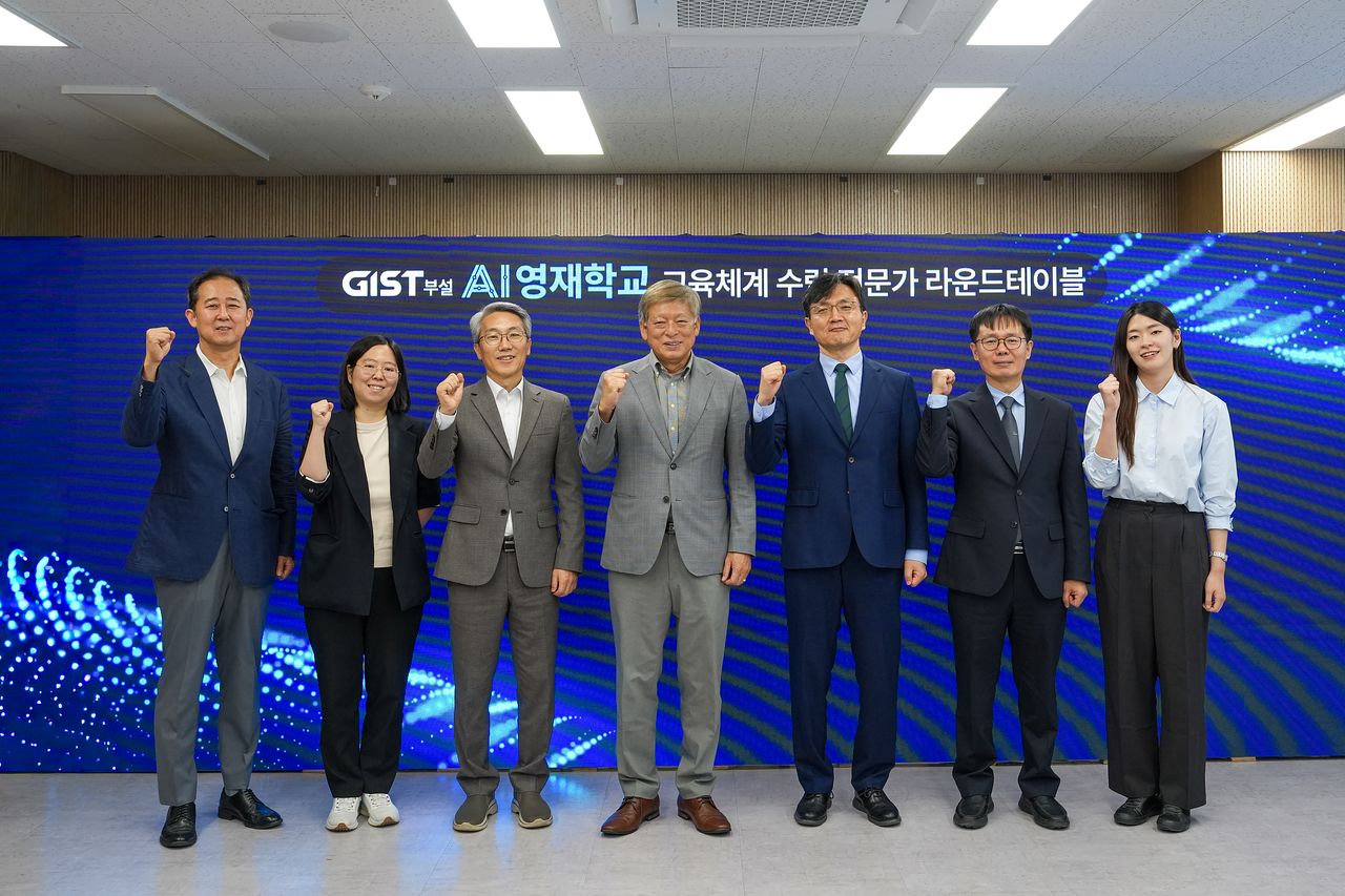 지난 1일 서울 중구 ﻿GIST AI정책전략대학원 서울캠퍼스에서 열린 라운드테이블 행사에 참석한 영재 교육 전문가들. 왼쪽부터 ﻿정현철 한국과학기술원(KAIST) 과학영재교육연구원 책임연구원, 백민경 서울대 생명과학부 교수, 김경대 한국과학영재학교 교감, 염재호 태재대 총장, ﻿김태영 GIST 기획처장, 오영교 GIST 부설 AI영재학교 개교추진단장. 이채린 클라썸 대표. 사진 GIST