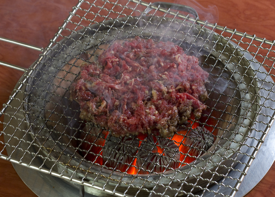 [언양불고기는 갈비를 제외한 부위를 얇게 저민 뒤 간장양념을 해 굽는다. 중앙포토