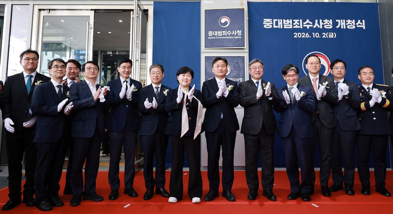 윤호중 행정안전부 장관과 전종민 중대범죄수사청장 대행을 비롯한 관계자들이 2일 서울 중구 르네스퀘어에서 열린 중대범죄수사청 현판식을 마치고 기념촬영을 하고 있다. 전민규 기자 