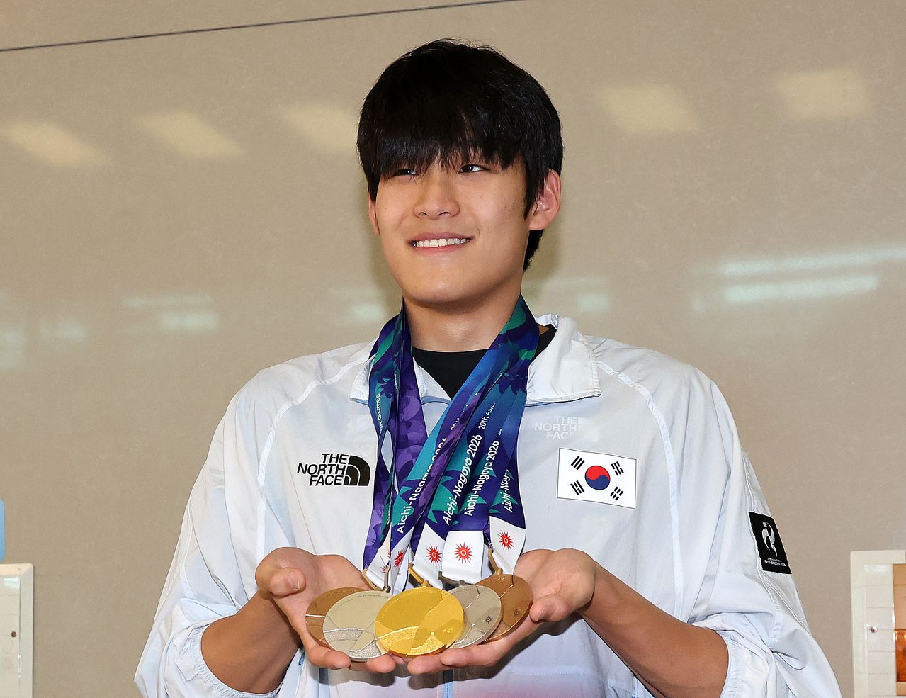 2026 아이치·나고야 아시안게임에 출전한 대한민국 수영 국가대표 김영범이 지난달 26일 인천국제공항을 통해 귀국해 메달을 들어 보이며 포즈를 취하고 있다. 2026.9.26/뉴스1