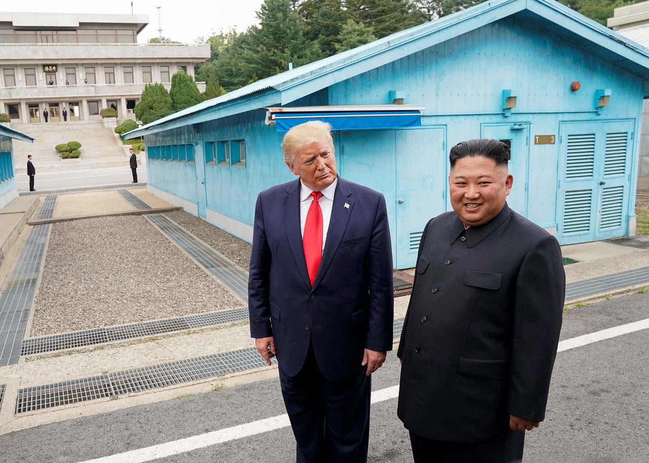 지난 2019년 6월 30일 한국 판문점의 남북한 비무장지대에서 도널드 트럼프 미국 대통령이 김정은 북한 국무위원장과 회담하고 있다. 로이터=연합뉴스