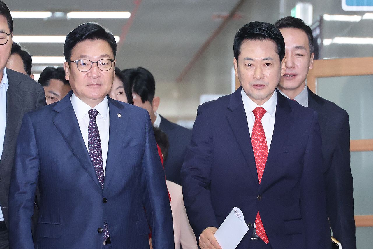 장동혁 국민의힘 대표와 정점식 원내대표가 지난달 3일 서울 여의도 국회에서 열린 최고위원회의에 참석하고 있다. 뉴스1