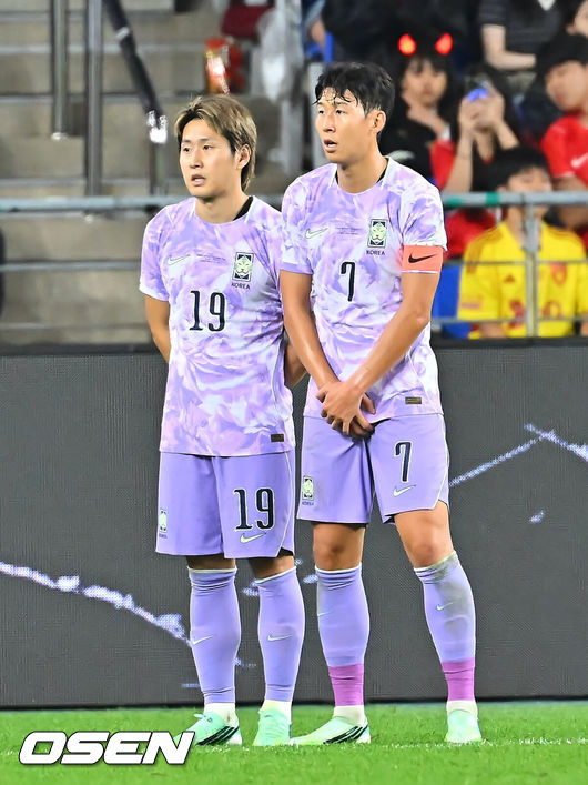 [OSEN=울산, 이석우 기자] 2일 울산문수축구경기장에서 대한민국과 베네수엘라의 친선경기가 열렸다.에콰도르전 3-0 완승과 우루과이전 1-4 대패로 극명한 경기력을 보인 ‘모레노호’가 베네수엘라전에서 전술적 유연성을 앞세워 빠르게 문제점을 보완했는지 시험대에 올랐다.대한민국 손흥민과 이강인이 프리킥 수비를 하고 있다. 2026.10.02 / foto0307@osen.co.kr