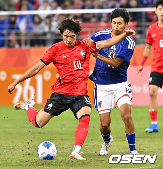 [OSEN=도요타(일본), 박준형 기자]  3일 오후 일본 아이치현 도요타 스타디움에서 2026 아이치·나고야 아시안게임 남자축구 한국과 일본의 결승전이 진행됐다.이민성 감독이 지휘하는 한국 23세 이하(U-23) 축구대표팀은 이날 경기서 승리하면 2014년 인천 대회부터 2018년 자카르타·팔렘방, 2022 항저우 대회에 이어 4회 연속 금메달을 거머쥔다.전반 배준호가 슛을 시도하고 있다.   2026.10.03 /  soul1014@osen.co.kr