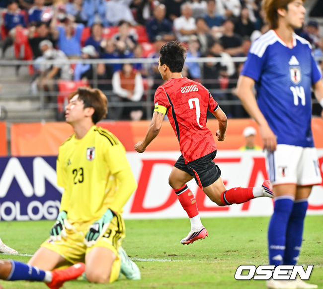[OSEN=도요타(일본), 박준형 기자]  3일 오후 일본 아이치현 도요타 스타디움에서 2026 아이치·나고야 아시안게임 남자축구 한국과 일본의 결승전이 진행됐다.이민성 감독이 지휘하는 한국 23세 이하(U-23) 축구대표팀은 이날 경기서 승리하면 2014년 인천 대회부터 2018년 자카르타·팔렘방, 2022 항저우 대회에 이어 4회 연속 금메달을 거머쥔다.후반 엄지성이 선제골을 넣고 기뻐하고 있다.    2026.10.03 /  soul1014@osen.co.kr