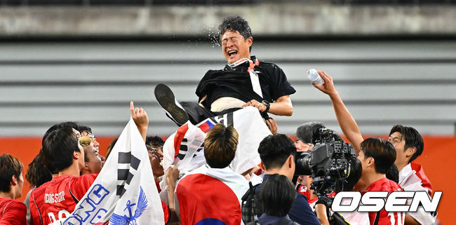 [OSEN=도요타(일본), 박준형 기자] 미쳤다! 엄지성(24, 스완지 시티)이 결승골로 한국축구를 살렸다.이민성 감독이 이끄는 U23 남자축구대표팀은 3일 오후 7시 30분 나고야 스타디움에서 개최된 아이치-나고야 아시안게임 2026 결승전에서 엄지성의 결승골이 터져 숙적 일본을 1-0으로 제압했다.금메달 확정 후 이민성 감독이 헹가래를 받고 있다.    2026.10.03 /  soul1014@osen.co.kr