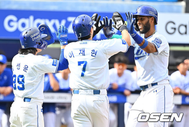 [OSEN=대구, 이석우 기자] 3일 대구삼성라이온즈파크에서 2026 신한 SOL KBO 리그 삼성 라이온즈와 두산 베어스의 경기가 열렸다. 홈팀 삼성은 최원태가, 방문팀 두산은 최승용이 선발 출전했다. 삼성 라이온즈 디아즈가 1회말 1사 1,2루 우월 3점 홈런을 치고 하이파이브를 하고 있다. 2026.10.03 / foto0307@osen.co.kr