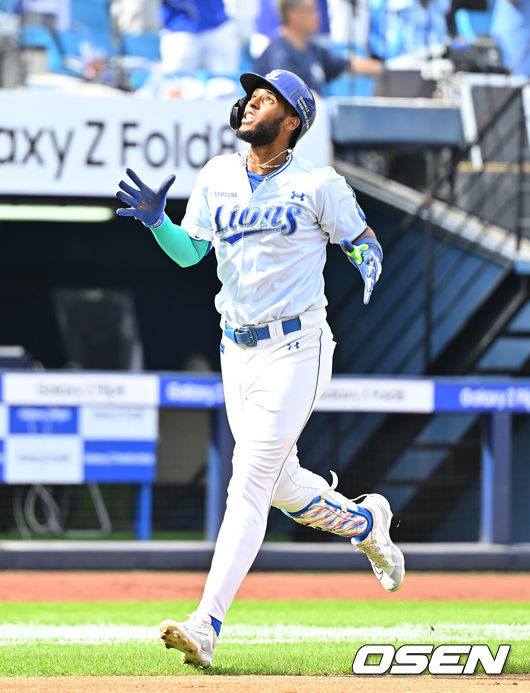 [OSEN=대구, 이석우 기자] 3일 대구삼성라이온즈파크에서 2026 신한 SOL KBO 리그 삼성 라이온즈와 두산 베어스의 경기가 열렸다. 홈팀 삼성은 최원태가, 방문팀 두산은 최승용이 선발 출전했다. 삼성 라이온즈 디아즈가 1회말 1사 1,2루 우월 3점 홈런을 치고 세리머니를 하고 있다. 2026.10.03 / foto0307@osen.co.kr