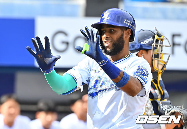 [OSEN=대구, 이석우 기자] 3일 대구삼성라이온즈파크에서 2026 신한 SOL KBO 리그 삼성 라이온즈와 두산 베어스의 경기가 열렸다. 홈팀 삼성은 최원태가, 방문팀 두산은 최승용이 선발 출전했다. 삼성 라이온즈 디아즈가 1회말 1사 1,2루 우월 3점 홈런을 치고 하이파이브를 하고 있다. 2026.10.03 / foto0307@osen.co.kr