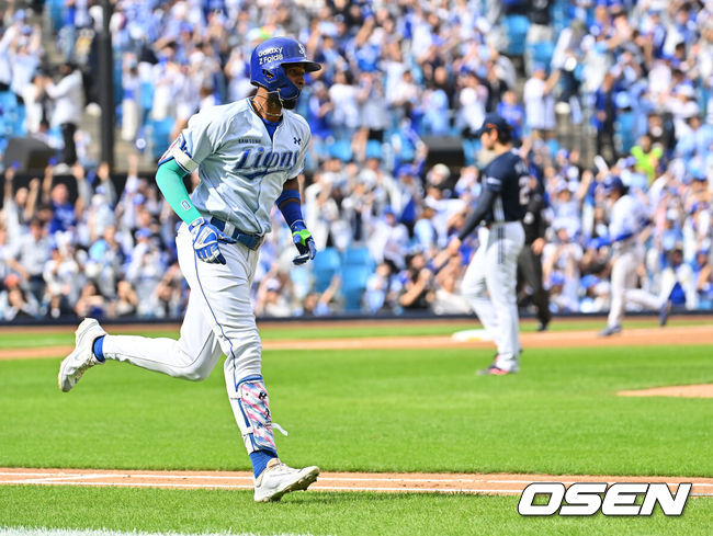 [OSEN=대구, 이석우 기자] 3일 대구삼성라이온즈파크에서 2026 신한 SOL KBO 리그 삼성 라이온즈와 두산 베어스의 경기가 열렸다. 홈팀 삼성은 최원태가, 방문팀 두산은 최승용이 선발 출전했다. 삼성 라이온즈 디아즈가 1회말 1사 1,2루 우월 3점 홈런을 치고 그라운드를 돌고 있다. 2026.10.03 / foto0307@osen.co.kr