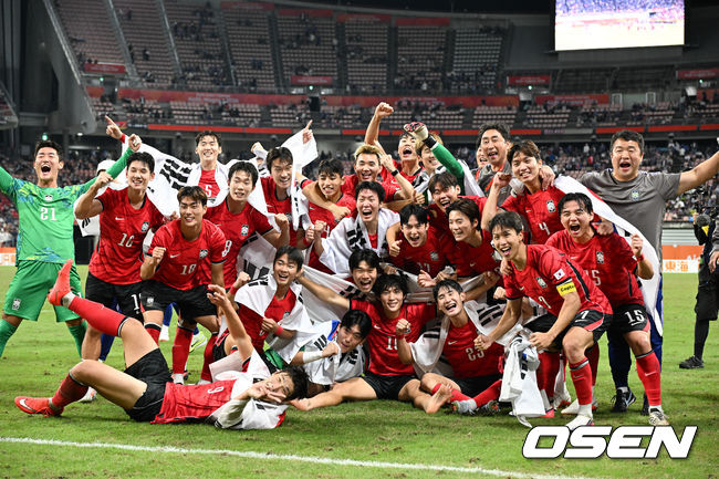 [OSEN=도요타(일본), 박준형 기자] 미쳤다! 엄지성(24, 스완지 시티)이 결승골로 한국축구를 살렸다.이민성 감독이 이끄는 U23 남자축구대표팀은 3일 오후 7시 30분 나고야 스타디움에서 개최된 아이치-나고야 아시안게임 2026 결승전에서 엄지성의 결승골이 터져 숙적 일본을 1-0으로 제압했다.경기종료 금메달 확정한 축구대표팀이 기뻐하고 있다.     2026.10.03 /  soul1014@osen.co.kr