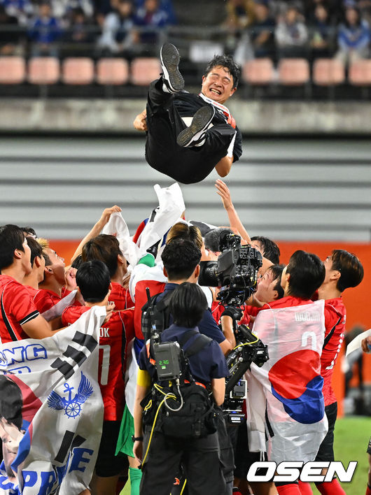 [OSEN=도요타(일본), 박준형 기자] 미쳤다! 엄지성(24, 스완지 시티)이 결승골로 한국축구를 살렸다.이민성 감독이 이끄는 U23 남자축구대표팀은 3일 오후 7시 30분 나고야 스타디움에서 개최된 아이치-나고야 아시안게임 2026 결승전에서 엄지성의 결승골이 터져 숙적 일본을 1-0으로 제압했다.금메달 확정 후 이민성 감독이 헹가래를 받고 있다.    2026.10.03 /  soul1014@osen.co.kr