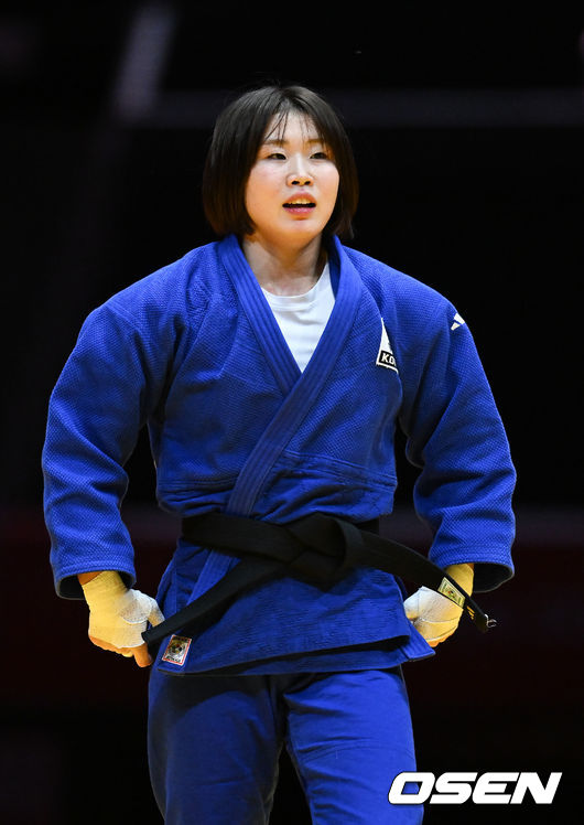 [OSEN=나고야(일본), 박준형 기자] 1일 일본 나고야 아이치 인터내셔널 아레나에서 2026년 아이치·나고야 아시안게임 유도 여자 57㎏급 결승 한국 허미미와 몽골 대표 테르비시 아리운자야의 경기가 진행됐다. 허미미는 한국인 아버지와 일본인 어머니 사이에서 태어난 '재일교포'다. 복수국적자였지만, 2021년 '한국 선수로 뛰는 모습을 보고 싶다'는 할머니의 유언에 따라 한국 국적을 택했다.금메달 확정한 허미미가 몽골 선수와 인사하고 있다.  2026.10.01 /  soul1014@osen.co.kr